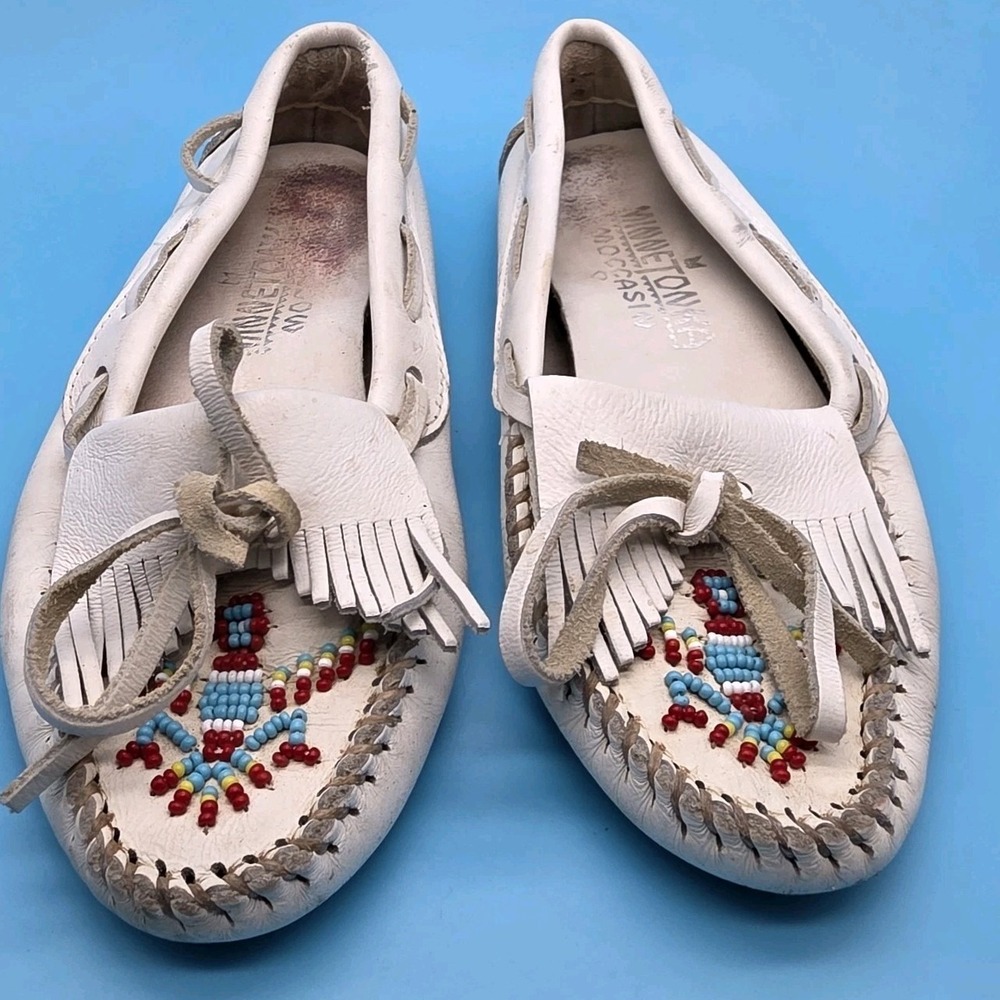 Minnetonka Firebird Moccasins 5 White Pebbled Leather Boho Chic Southwestern